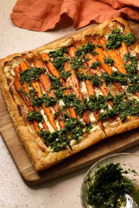 Carrot tart Recipes With Carrot Tops, Carrot Top Chimichurri, Carrot Top Recipes, Carrot Tart, Tarts Savory, Carrot Tops, Dinner Pies, Spicy Carrots, Goat Cheese Tart