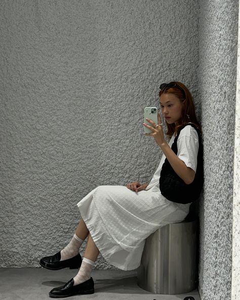 Full white outfit / lace socks / lace skirt / white skirt / outfit idea / outfit inspi / photo idea Lace Socks Outfit, Full White Outfit, Mirror Picture Outfit, White Skirt Outfit, Beach Episode, Inspi Photo, White Skirt Outfits, Socks Lace, White Lace Skirt