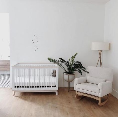 Baby Outfits For Boys, Minimalist Baby Room, Nursery Hacks, Scandi Nursery, Simple Nursery, Minimalist Nursery, Nursery Room Design, White Cot, Interior Minimalista