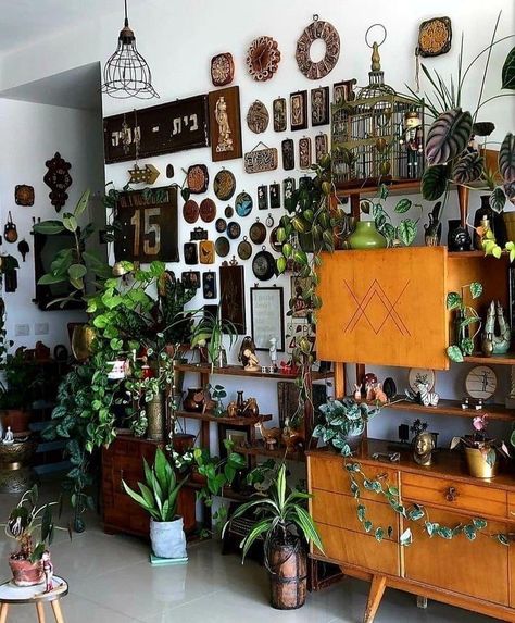 Quirky Home Decor Ideas, Goblin Core Living Room, Cluttercore Living Room, Green Plant Room, Plant Filled Living Room, Rooms With Accent Walls, Maximalist Room Aesthetic, Maximalist Garden, Boho Vintage Decor