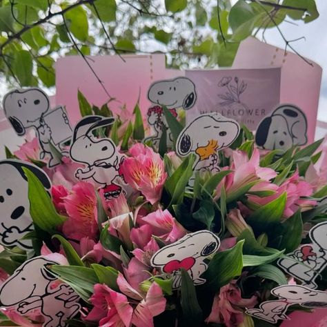 • Wallflower Flowers & Gifts • Floristería en Guatemala on Instagram: "Bouquet de Astromelias  Snoopy✨🐾" Snoopy Flower Bouquet, Snoopy Bouquet, Snoopy Flowers, Snoopy Gifts, Birthday Bouquet, Soft Life, Flowers Gifts, Flower Gift, Flowers Bouquet