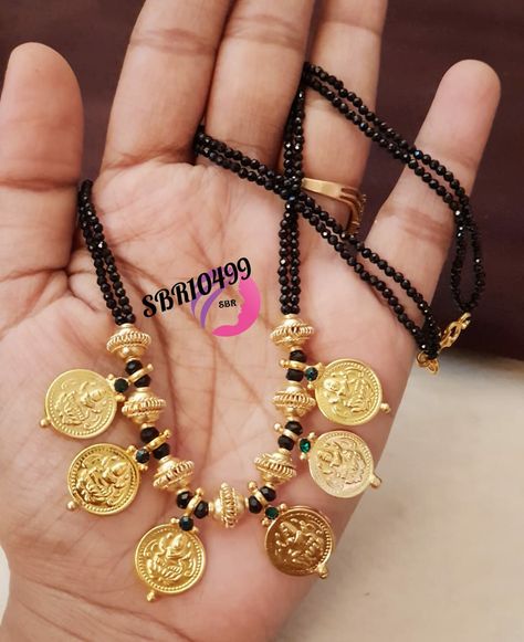 Ruby Necklace Designs, Simple Necklace Designs, Temple Jewellery Earrings, Black Beads Mangalsutra Design, Antique Gold Jewelry Indian, Gold Jewelry Simple Necklace, Beautiful Gold Necklaces, Gold Mangalsutra Designs, Gold Necklace Indian Bridal Jewelry