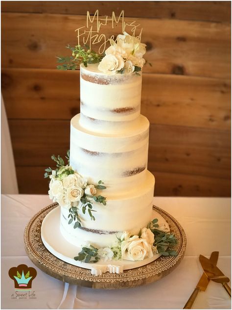 4 Tier Wedding Cake Rustic, Farmhouse Wedding Cakes, Sage And Cream Wedding Cake, Rustic Sage Green Wedding Cake, Nude Cake Mariage, Cake For 80 People, Semi Naked Cake Wedding, Wedding Cake Naked Rustic, Naked Cakes Wedding