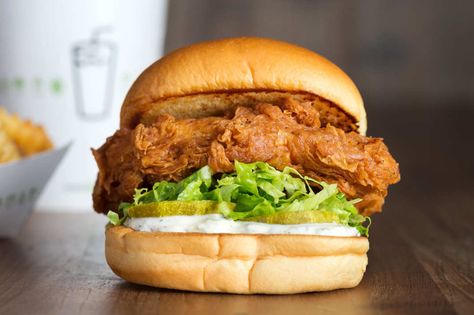 Shake Shack Chicken, Hamburger Gourmet, Crispy Chicken Burgers, Chicken Sandwich Recipe, Best Fast Food, Chicken Sandwich Recipes, Fried Chicken Sandwich, Breakfast Delicious, Shake Shack