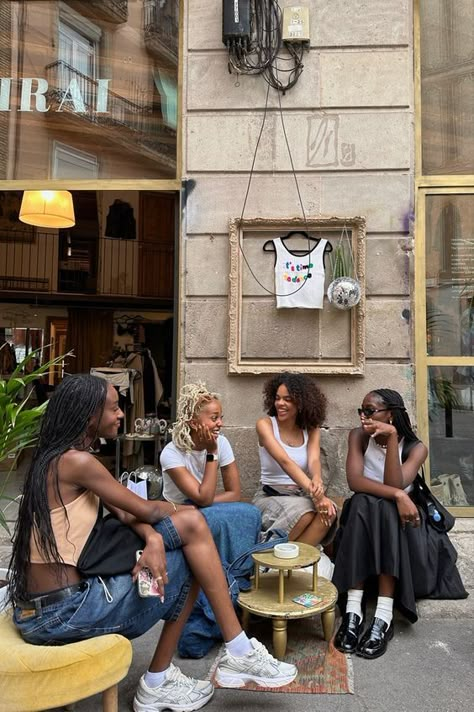 Visuell Identitet, Lips Black, Black Femininity, Best Friends Aesthetic, Cute Friend Photos, Friend Goals, Friend Photoshoot, Friendship Goals, European Summer