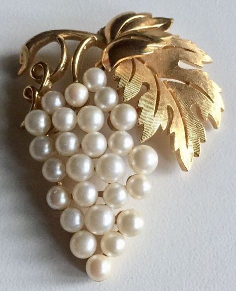 Saree Brooch, Pearls Jewelry, Trifari Jewelry, Vintage Bicycle, Jewelry Drawing, Monet Jewelry, Vintage Trifari, Popular Jewelry, Pearl Brooch