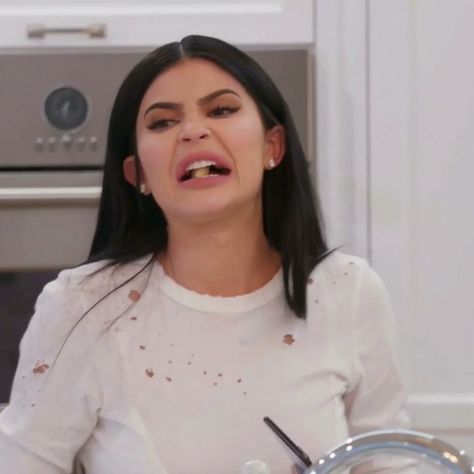 Lol this face cracks me up. Kylie shrimp tacos kardashian videos. on Instagram: “Okay I love shrimp” Kylie And Travis Scott, Kardashian Memes, Kylie Jenner Icons, Kendall Jenner Icons, Kylie Jenner Pictures, Kylie Jenner Look, Jenner Sisters, Kylie Jenner Outfits, Kylie Kristen Jenner