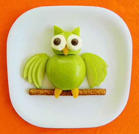 7 meriendas sanas a base de fruta                                                                                                                                                                                 Más Healthy Fruit Snacks, Animal Snacks, Food Art For Kids, Animal Attack, Edible Crafts, Cute Snacks, God Mat, Snack Attack, Fun Kids Food