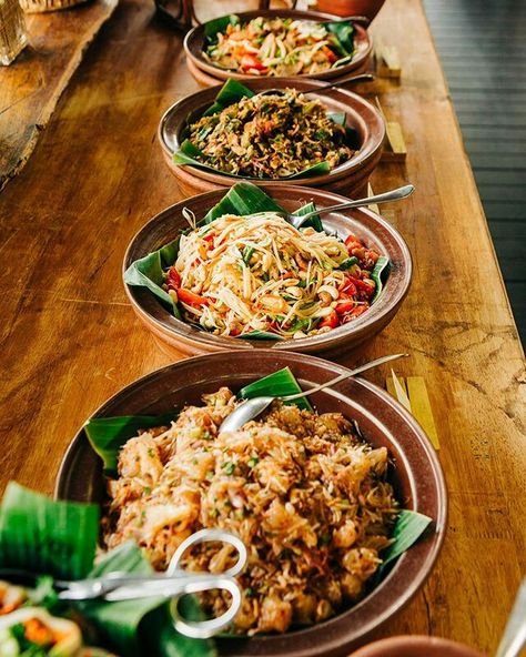 Filipino Wedding Buffet, Thai Food Wedding Catering, Asian Tea Party Food, Wedding Food Chinese, Thai Food Buffet Table, Thai Food Catering Ideas, Asian Food Wedding Buffet, Organic Wedding Aesthetic, Thai Buffet Ideas