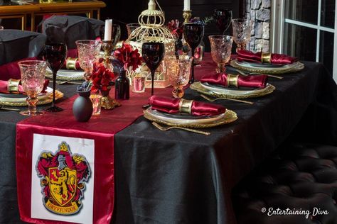 These Harry Potter table decor ideas are awesome! Find Harry Potter table settings for Gryffindor, Slytherin, Hufflepuff and Ravenclaw houses and turn your party into the Hogwarts Great Hall. #entertainingdiva #harrypotter #harrypotterparty #harrypottertable #tablesettings #tablescapes Hogwarts Banner, Harry Potter Motto Party, Halloween Scene Setters, Harry Potter Table, Harry Potter Party Ideas, Harry Potter Weihnachten, Harry Potter Party Decorations, Harry Potter Halloween Party, Cumpleaños Harry Potter