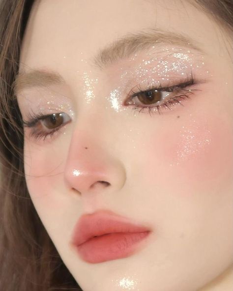 korean makeup • douyin makeup • makeup style • makeup ideas Angel Eyes Makeup Look, Angel Look Makeup, Angle Costume Makeup Ideas, Angelic Aesthetic Makeup, How To Look Like An Angel, Angel Makeup For Halloween, Angel Eyes Makeup, Angel Makeup Ideas Halloween, Angel Makeup Ideas Halloween Costumes