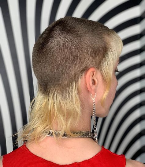 young woman with chelsea haircut / feathercut / buzzcut with long bangs and long feathers in the back Chelsea Haircut, Chelsea Cut, Short Punk Hair, Beyonce Hair, Skinhead Girl, Undercut Long Hair, Shaved Hair Cuts, Haircut Pictures, Chelsea Girls