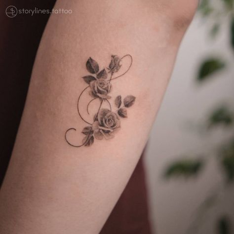 Trable clef roses - storylines tattoo - singleneedle Treble Clef With Rose Tattoo, Music Note Rose Tattoo, Music Note And Rose Tattoo, Treble Clef Tattoo With Flower, Floral Music Note Tattoo, Music Tattoo Ankle, Musical Rose Tattoo, Delicate Music Tattoo, Fine Line Treble Clef Tattoo