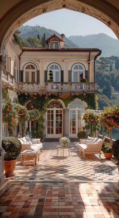 Old Money Houses Italy, Italian Mediterranean Homes Interior, Italian Aesthetic House, Italy Homes Interior, Italian House Aesthetic, Old Italian House, White Picket Fence Ideas, Picket Fence Ideas, Italian Mansion