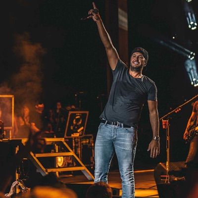 Luke Bryan Concert Outfit, Luke Bryan Funny, Luke Bryan Concert, Country Playlist, Something In The Orange, Concert Outfit Inspo, Lee Brice, Chicago Tours, Concert Aesthetic