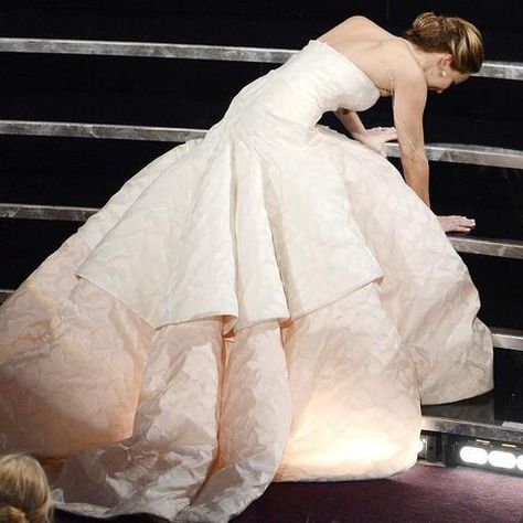 Jennifer Lawrence, Oscars 2013, best shot of the dress :) Scandalous Aesthetic, Lady Gaga Meat Dress, Meat Dress, Crystal Dress, Best Red Carpet Looks, Gala Dresses, Couture Gowns, Layered Skirt, Jennifer Lawrence