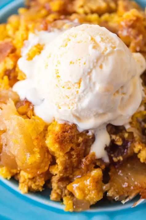 Apple Dump Cake - this delicious apple cobbler dump cake is SO easy to make, and tastes amazing! Apple Cobbler Dump Cake, Apple Cobbler Crisp, Cobbler Dump Cake, Apple Dump Cake, Gingerbread Cake Recipe, Family Desserts, Apple Dump Cakes, Apple Cobbler, Delectable Desserts