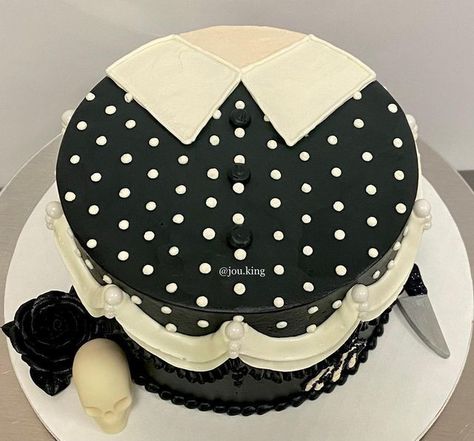 Wednesday Addams Cake Ideas, Addams Family Halloween Party, Wednesday Addams Cake, Wednesday Addams Party Ideas, The Addams Family Halloween, Wednesday Addams Party, Rapunzel Cake, Dance Cakes, Halloween Themed Birthday Party