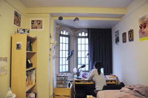 YALE PRIVATE SINGLE DORM Ivy League Dorm Room, Private School Dorms, Yale Dorm Aesthetic, Private Dorm Room Ideas, Yale University Dorms, Yale Dorm Room, Yale Dorm, Yale Campus, Harvard Dorm