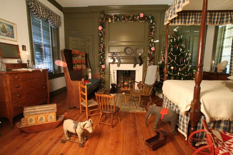 Colonial Christmas Tree, Tasha Tudor Christmas, Tudor Christmas, Colonial Bedrooms, Tudor Kitchen, Primitive Bedroom, Tasha Tudor, 100 Books, Animals Flowers