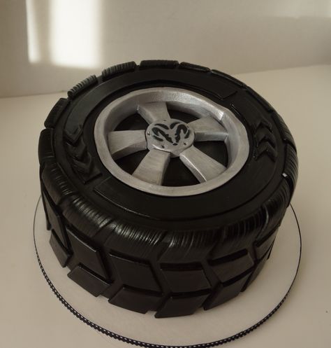 Car tire cake Car Cakes For Men, Medical Cake, Tire Cake, Wheel Cake, Bike Cakes, Cake For Boyfriend, Ring Cake, Quinceanera Cakes, Fathers Day Cake