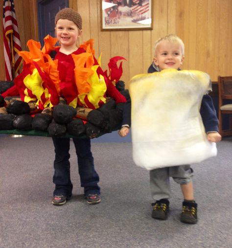 This Halloween idea is a first place win. My lightly roasted marshmallow and flaming little campfire!! The marshmallow was made from a spiral pop up laundry basket, and the campfire base is a hula hoop.. Smores Costume Families, Campfire Costume Diy, Marshmallow Costume Diy, Campfire Costume, Marshmello Costume, Marshmallow Costume, Roasted Marshmallow, Fire Costume, Halloween Costumes For Work