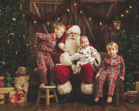 7 Tips To Magical Santa Photos - Master Photography Podcast Santa Photo Shoot Ideas, Pictures With Santa Set Up, Santa Experience Photoshoot, Mall Santa Photo Ideas, Santa Photoshoot Ideas, Santa Picture Set Up, Santa Photoshoot Mini Sessions Outside, Santa Claus Photoshoot Ideas, Santa Photoshoot Mini Sessions