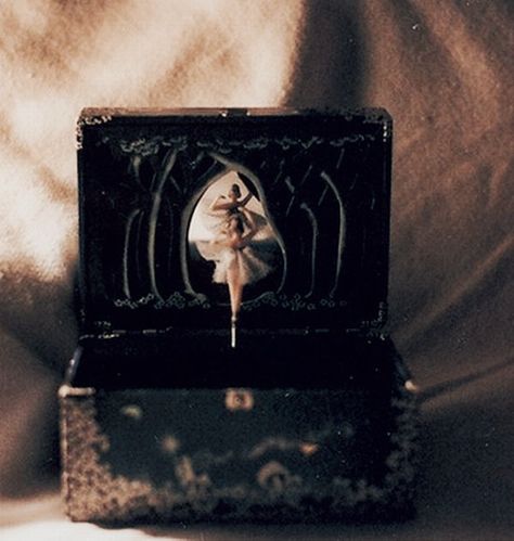 Ballerina Box, Gothic Music, Music Box Ballerina, Trendy Music, Vintage Decorations, Strange Music, The Fallen Angel, Dancing Dolls, Music Box Vintage