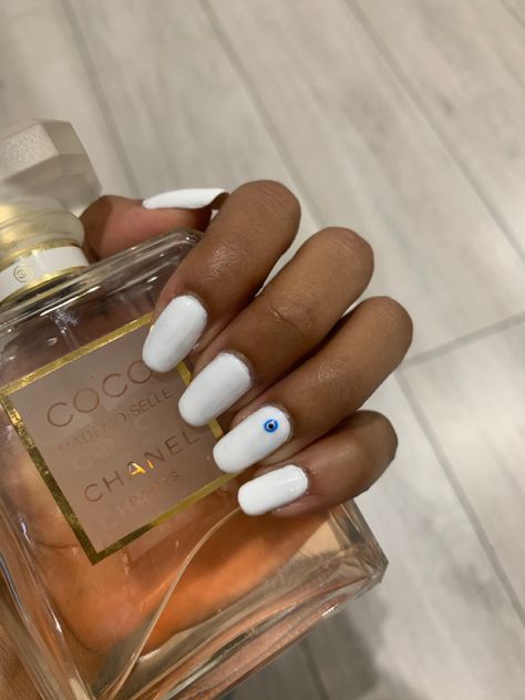 White Nails With Evil Eye, White Evil Eye Nails, Greece Holiday Nails, Greece Nails Designs, Greece Nail Ideas, Evil Eye Nails Design, Nails For Greece, Nails Evil Eye, Greece Nails