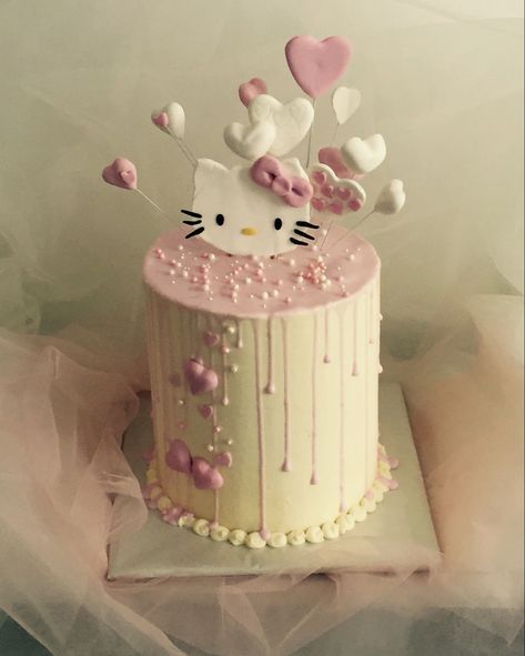 Hello Kitty Cake Design, Kue Hello Kitty, Tort Hello Kitty, Bolo Da Hello Kitty, Icing Cake Design, Hello Kitty Birthday Cake, Hello Kitty Decorations, Whiskey Cake, Inside Cake