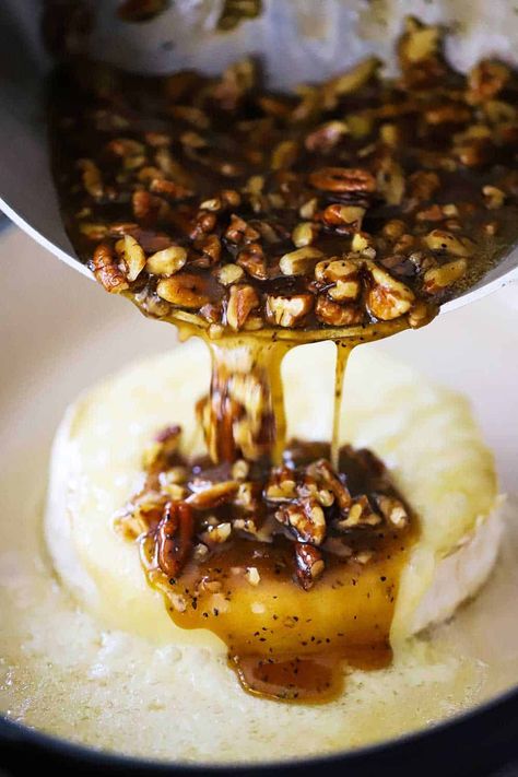 A medium-sized saucepan being used to pour a pecan praline sauce over baked brie. Praline Sauce Recipe, Pecan Praline Sauce, Easiest Appetizers, Pecan Baked Brie, Praline Sauce, Pecan Sauce, Pecan Praline, Brie Recipes, Holiday Appetizers Recipes