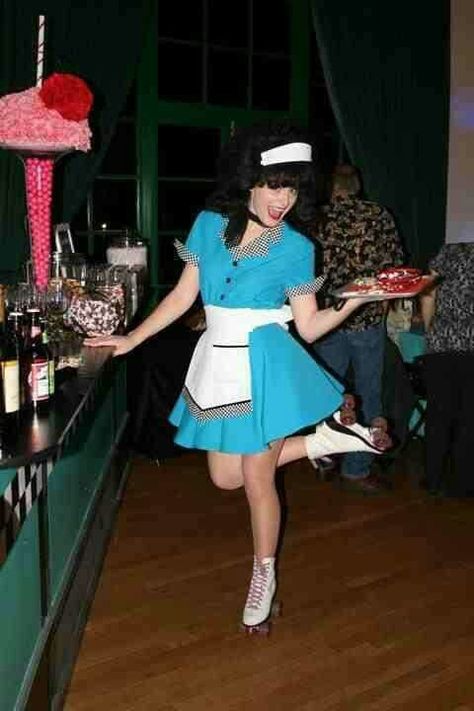 90s Diner Waitress, Waitress On Roller Skates, 80s Waitress, 60s Waitress, Roller Derby Pinup, Waitress Uniform, Skateboard Pictures, Roller Skaters, Skater Girl Outfits