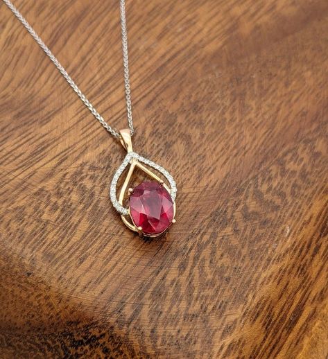 Stone Pendent Designs, Edgy Engagement Ring, Stylish Gold Earrings, Ruby Pendant Set, Trendy Gold Necklace, Engagement Ring Non Traditional, Gold Earrings Design, Pretty Gold Necklaces, Nontraditional Engagement Rings