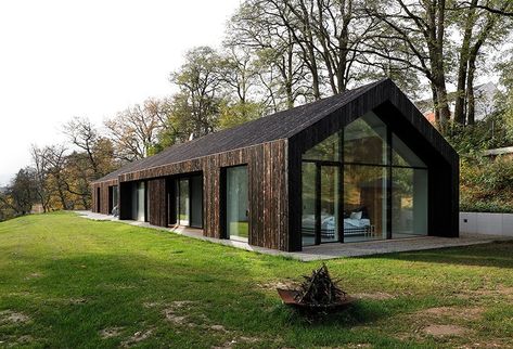 Bungalow Landscaping, Gable Wall, Modern Barn House, Patio Roof, Barn Style House, Wood Siding, Modern Barn, Sustainable Architecture, Wooden House