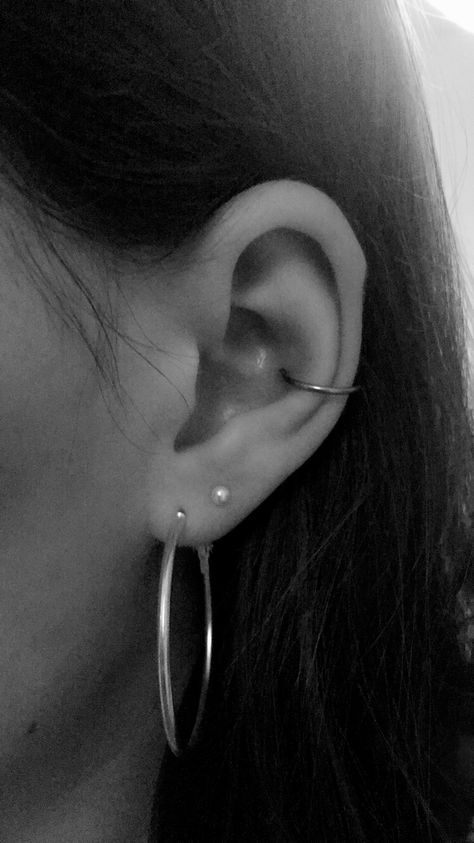 Conch And Double Lobe Piercing, Double Lobe Piercing Ideas, Double Conch Piercing, Conch Piercing Hoop, Double Lobe Piercing, Earlobe Piercings, Double Piercing, Double Earrings, Face Piercings