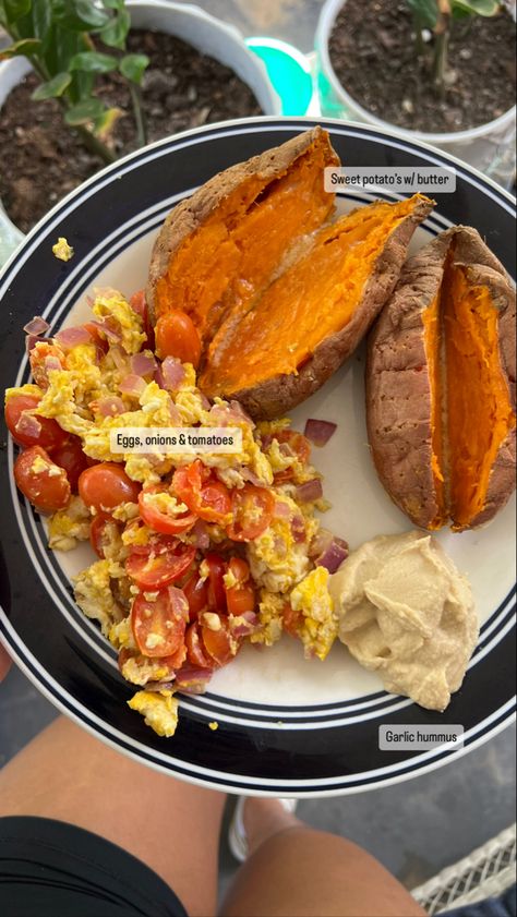 High protien breakfast with eggs, tomatoes, onions, sweet potatoes and garlic hummus. Perfect breakfast for after the gym. #health #recipe #foodie #wellness #fitness #fitnessmotivation #breakfast #sweetpotatorecipes #highproteindiet Hummus Breakfast, Breakfast With Eggs, Garlic Hummus, High Protein Breakfast, Clean Food, High Protein Diet, Protein Breakfast, Food Inspo, Sweet Potato Recipes