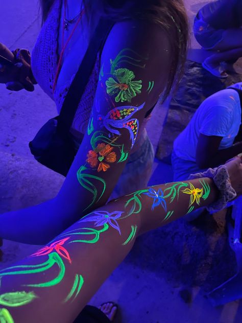 Full Moon Party Body Painting, Glow In The Dark Paint On Body Ideas, Festival Body Art Painting, Uv Body Art, Neon Painted Shirt, Festival Body Art Paint, Full Moon Theme Party, Blacklight Outfit Ideas, Full Moon Birthday Party