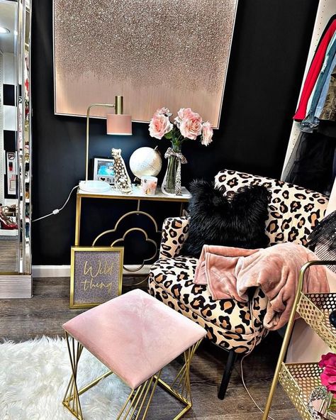 Pink And Leopard Living Room, Leopard Office Decor, Black And Pink Office Ideas, Cheetah Print Room Ideas, Glam Office Ideas, Eclectic Glam, Stylish Bedroom Decor, Decor Ideas For Living Room, Home Decor Apartment