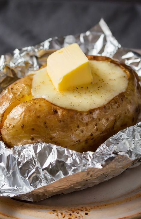 Baked Potato Recipe, Cook Potatoes, Perfect Baked Potato, Baked Potato Recipes, Potato Recipes Side Dishes, Potato Sides, Potato Recipe, Potato Side Dishes, Roasted Meat