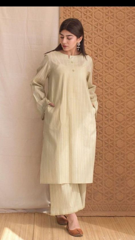 Kurta ideas Summer Eid Outfits Pakistani, Simple Eastern Dresses, Simple Long Shirt Designs Pakistani, Winter Eastern Outfits, Winter Pakistani Outfits, Long Kurti Designs Casual Simple, Long Shirt Dress Pakistani, Girls Kurta Design Style, Simple Suit Designs Pakistani