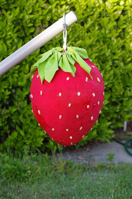 Strawberry pinata ... "Amelia and I made this strawberry pinata. I papier mache'd a large balloon, then filled it with candy & painted it red. Amelia and I glued peanuts all over it for teh seeds (botanically speaking, they're actually the fruits). I made fabric leaves (bracts) to top it off." Balloon Pinata, Strawberry Shortcake Birthday, Picnic Birthday Party, Fabric Leaves, Strawberry Shortcake Party, Piñata Ideas, Candy Paint, Diy Pinata, Pinata Party