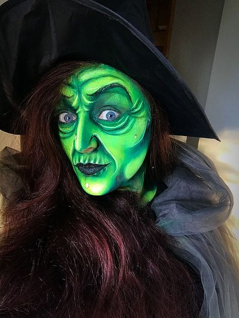 Face Paint Witch Halloween, Painted Witch Face, Green Witch Face Paint, Green Witch Makeup Halloween, Witch Face Painting, Green Witch Makeup, Scary Witch Costume, Scary Witch Makeup, Witch Face Paint