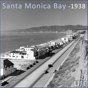 This is the Pacific Coast Highway, Santa Monica in 1938—probably somewhere near the California Incline, I’d say. It looks so calm and peaceful (and easy to find a park), doesn’t it? I can see a total of FIVE cars on PCH. Alfred Eisenstaedt, Santa Monica Beach, California History, San Fernando Valley, Vintage Los Angeles, Pacific Coast Highway, Vintage California, Old Images, Redondo Beach