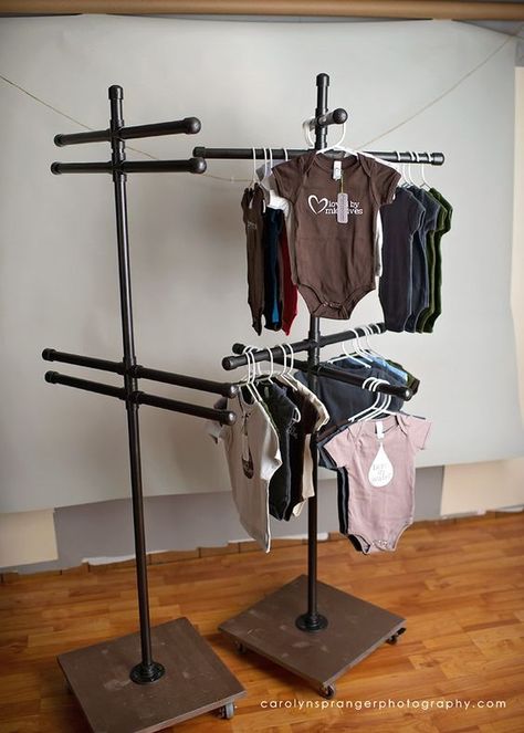 Diy Clothes Rack Pipe, Purses Diy, Vendor Fair, Vendor Booth Display, Clothing Display, Diy Clothes Rack, Vendor Displays, Hanging Items, Craft Fairs Booth