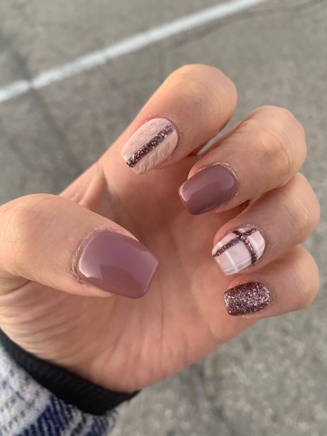 Dusty Rose Fall Nails, Pink November Nails, Mauve Nails With Accent, Neutral Bridesmaid Nails, Mauve Fall Nails, Late Winter Nails, Fall Sweater Nails, Artsy Nails, Sns Nails Designs