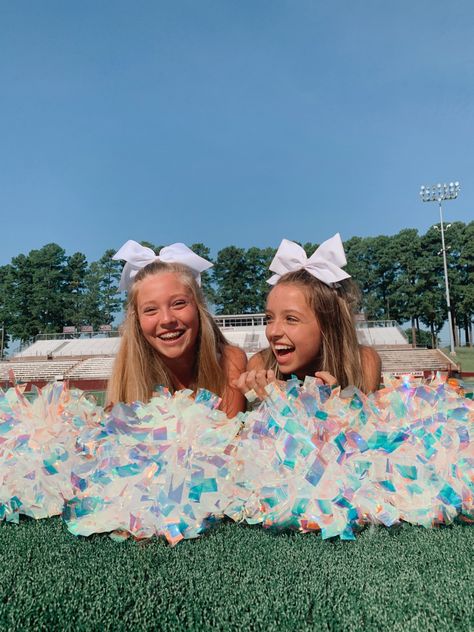 vsco~lakynbush Cheer Picture Ideas, Preppy Friends, Cheer School, Cheer Photo, Cheer Photos, Cheer Things, Cute Cheer Pictures, High School Cheer, School Cheer