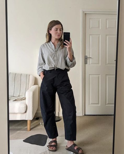 Angharad Jones (@angharadbjones) • Fotos e vídeos do Instagram Angharad Jones, Birkenstock Outfit, Birkenstock Sandals Arizona, 2023 Outfits, Brown Trousers, Birkenstock Sandals, Instagram Outfits, Birkenstock Arizona, Blue Pants