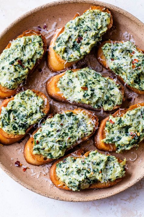 Artichoke Crostini, Appetizer Crostini, Spinach Artichoke Recipes, Low Calorie Appetizers, Crostini Appetizer, Appetizer Healthy, Appetizer Christmas, Recipes Dinner Party, Crostini Appetizers