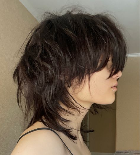 Short Layered Haircuts Shag, Short Wolfcut For Round Face, Gender Neutral Shag Hair, Masc Jellyfish Haircut, Brown Choppy Hair, Short Wolfcut Hairstyle Women, Shaggy Crop Hair, Short Hairstyle Women Messy, Mullet Long Bangs