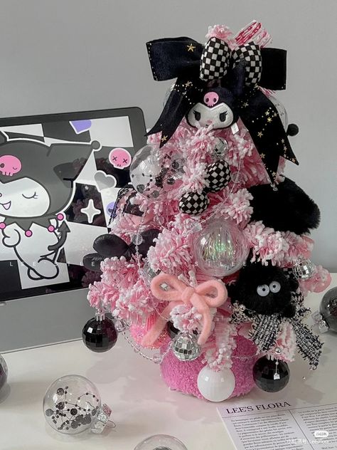 Kuromi Christmas Tree, Black Pink Christmas, Pastel Goth Christmas Tree, Sanrio Christmas Decor, Black And Pink Christmas Decor, Hello Kitty Tree Christmas, Kuromi Christmas Wallpaper, Hello Kitty Christmas Decorations, Black Pink Christmas Tree